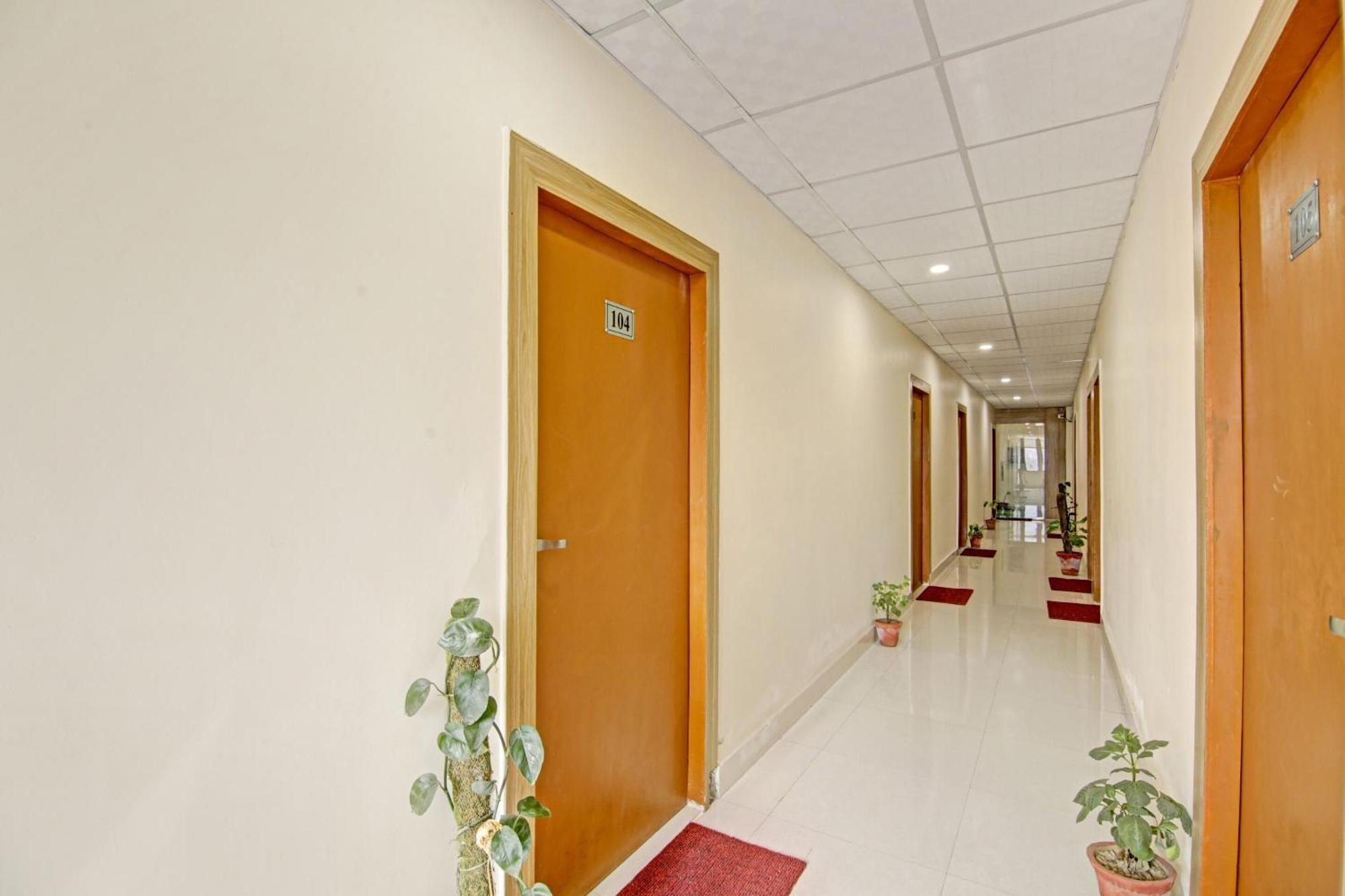Oyo Flagship 80772 Hotel The Grand Rdc Ghaziabad Exterior foto