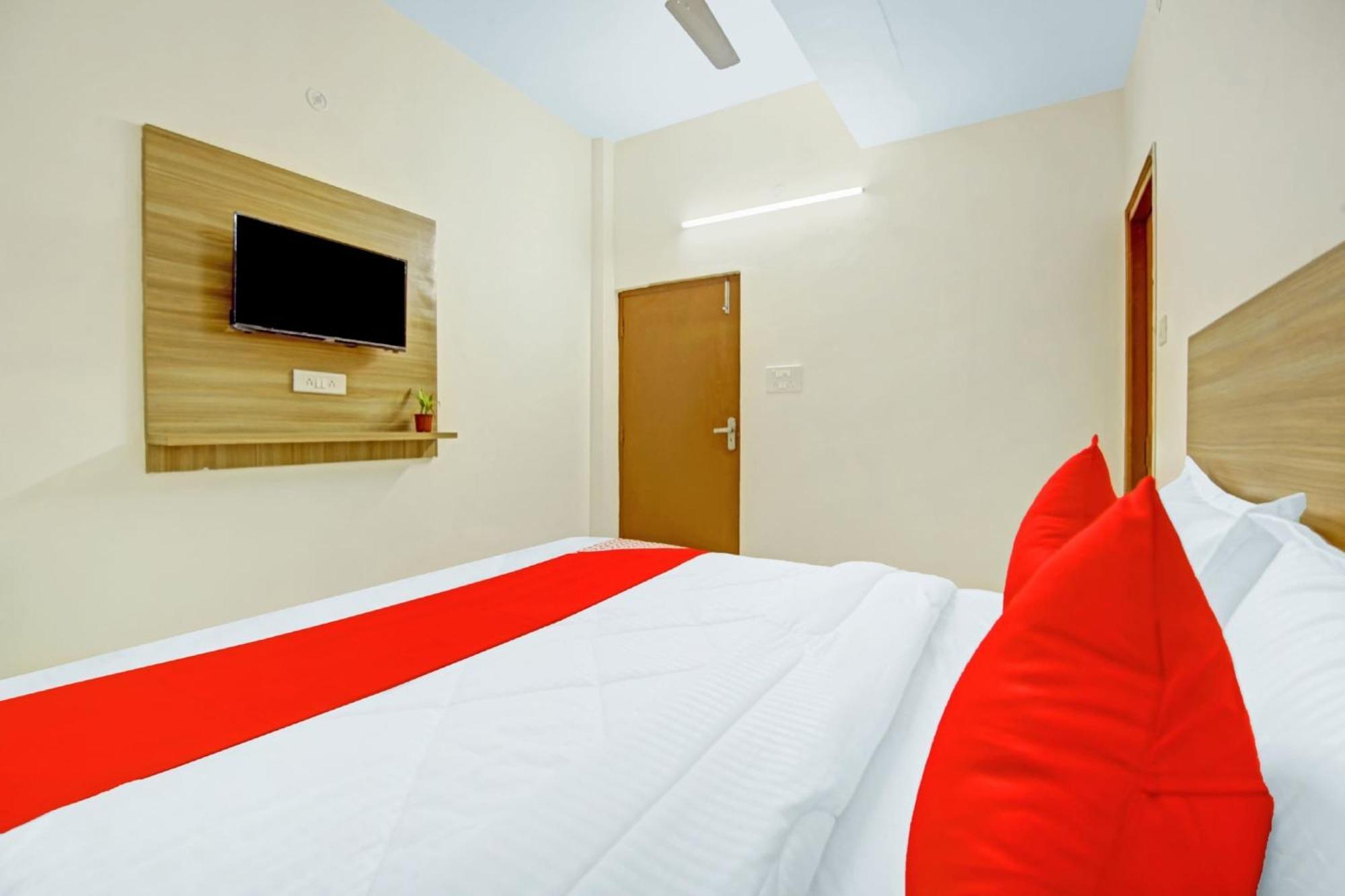 Oyo Flagship 80772 Hotel The Grand Rdc Ghaziabad Exterior foto