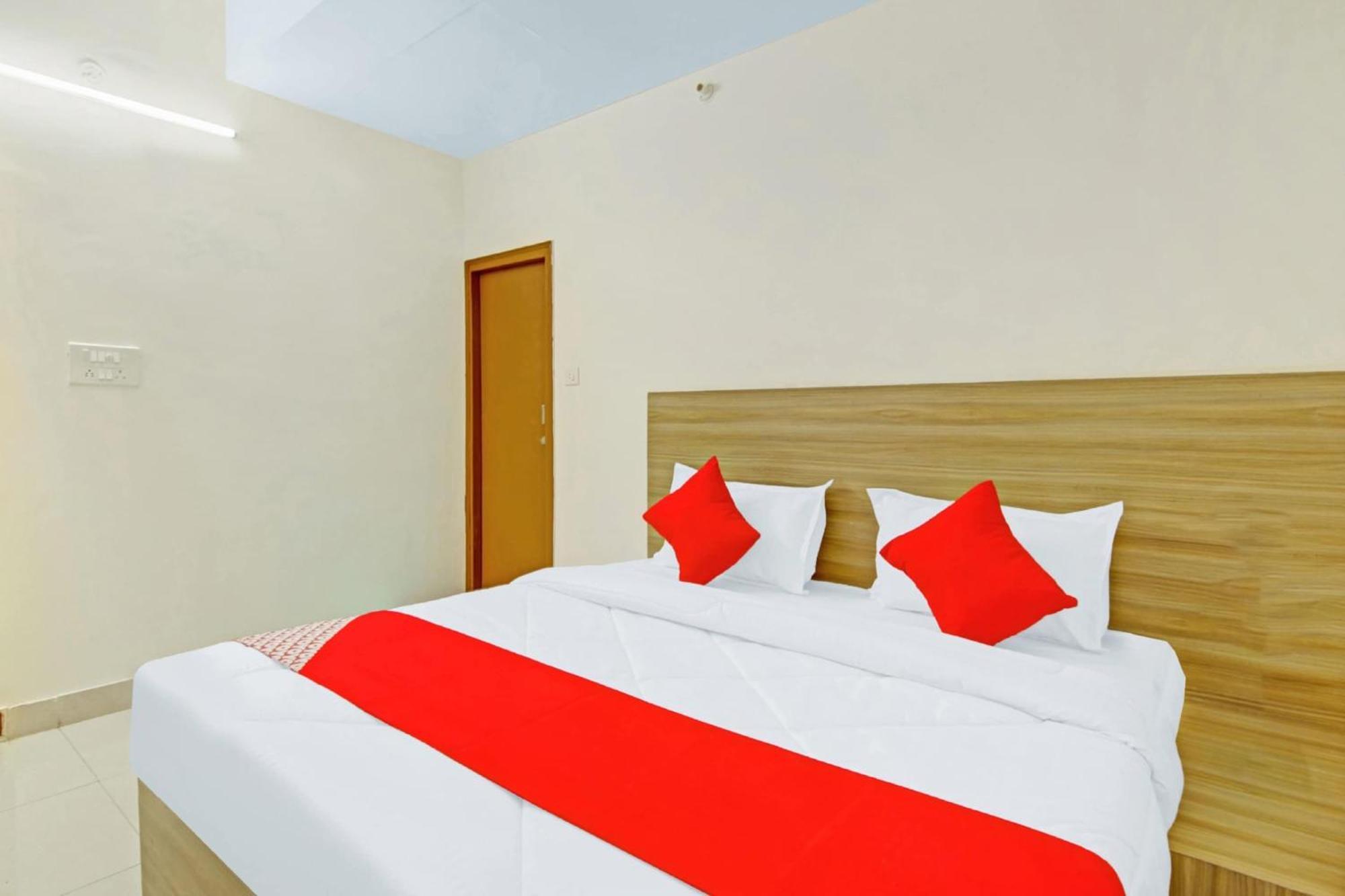Oyo Flagship 80772 Hotel The Grand Rdc Ghaziabad Exterior foto